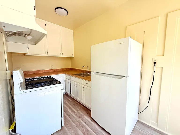 1614 N. Kenmore Avenue — Photo 23