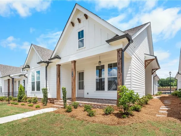 1036 Eastman Ct, Hoschton, GA 30548