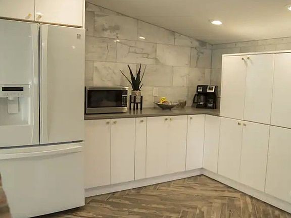 4th image of 447 Arricola Ave