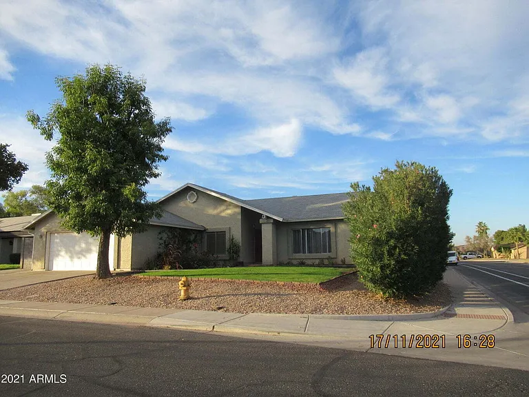 2324 W Highland Ct — Photo 2