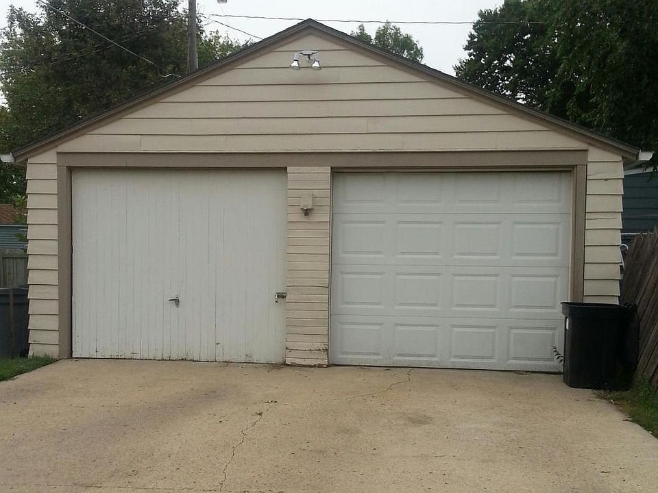 2nd image of 832 7th Ave NE