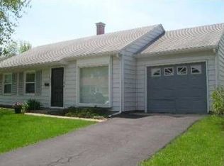 1002 Oakland Dr, Streamwood, IL
