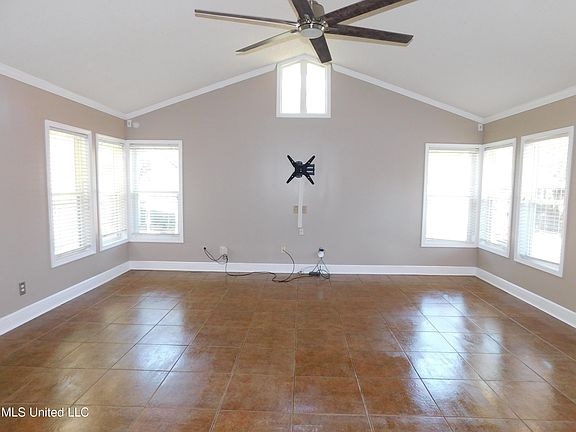 5th image of 361 Oakridge Cir