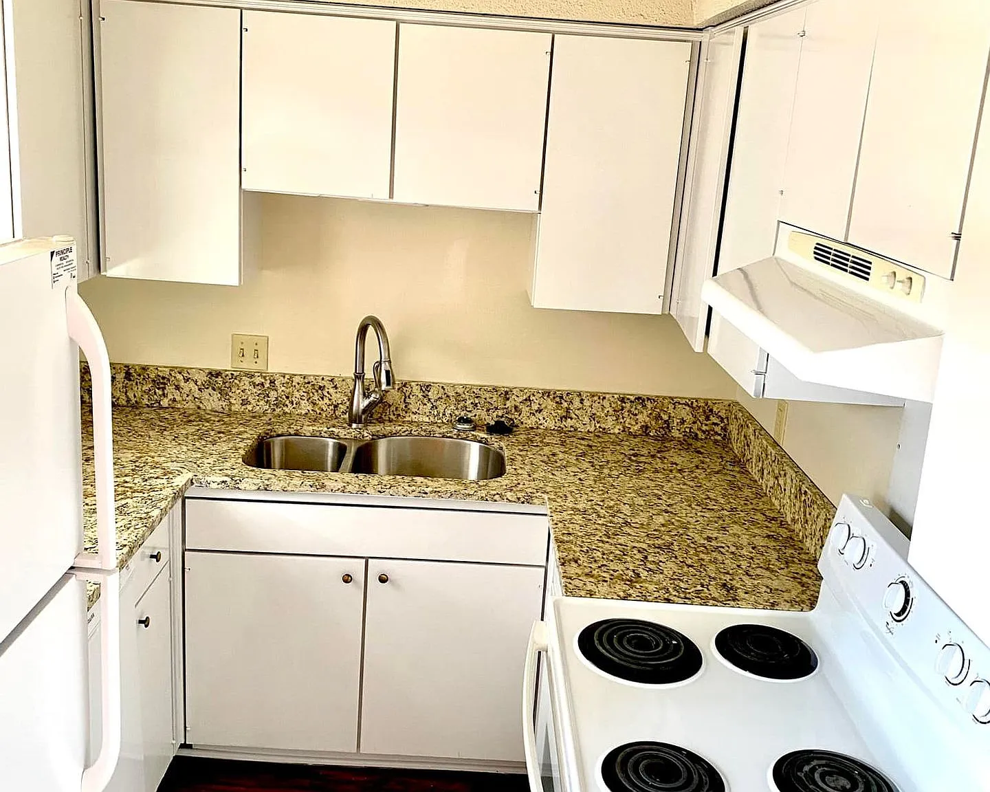Villa Claire Apartments — Photo 3