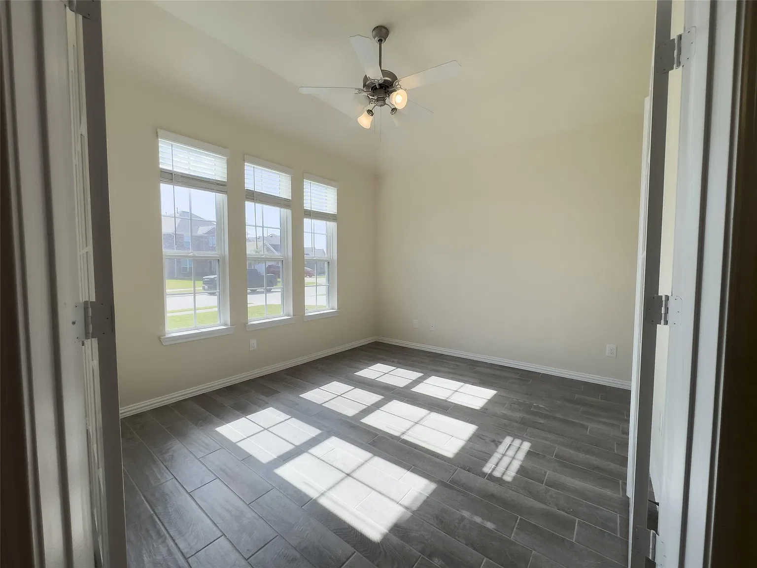 3 bed, 2.0 bath, 1953 sqft, $2,400 — Photo 1