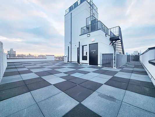 Rented by RELEASE NY | media 21