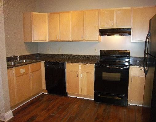4th image of 808 44th St APT 109