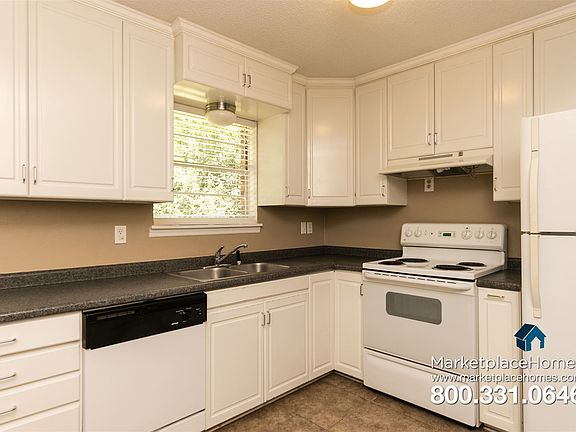 15-107CloverAve_SummervilleSC-Kitchen
