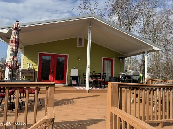 9018 Riverlodge Dr, Moss Point, MS 39562