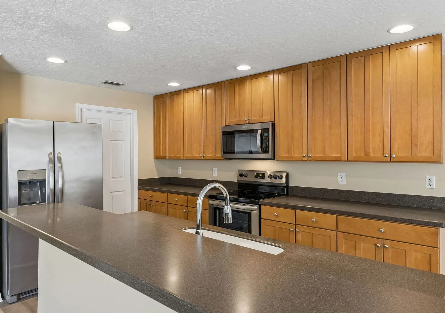 Charming 3/2.5 Townhome Steps from Downtown Avalon! — Photo 4