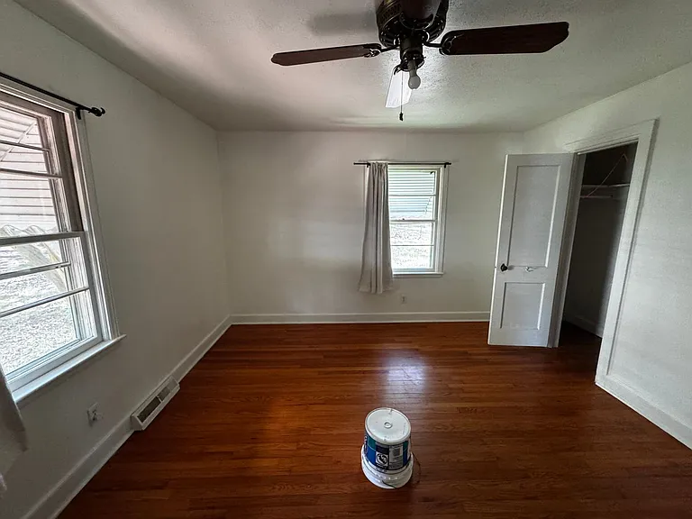 811 W Elm St — Photo 14
