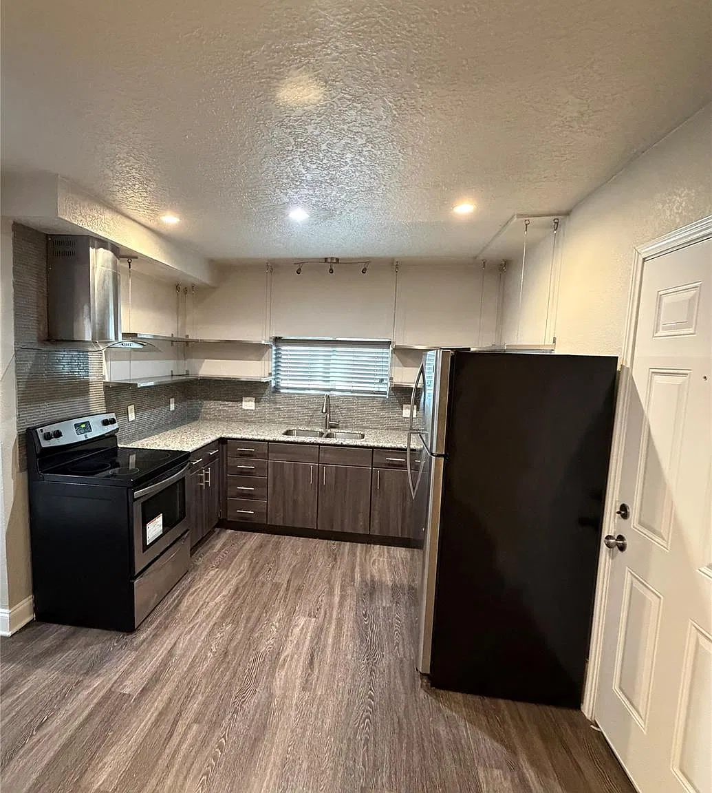 3 bed, 1.0 bath, 800 sqft, $1,394 — Photo 2