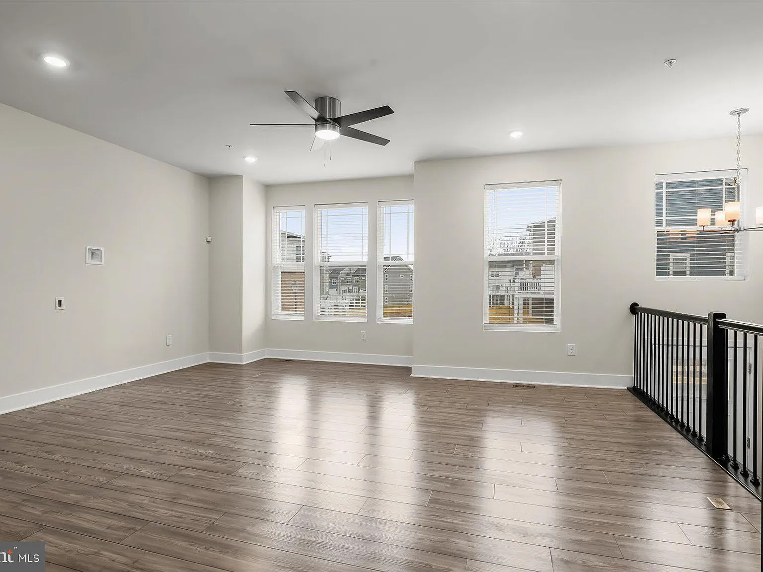 3 bed, 5.0 bath, 3020 sqft, $3,700 — Photo 4
