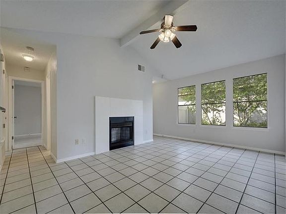 Living Room - Vaulted ceiling - Fireplace - Garden view