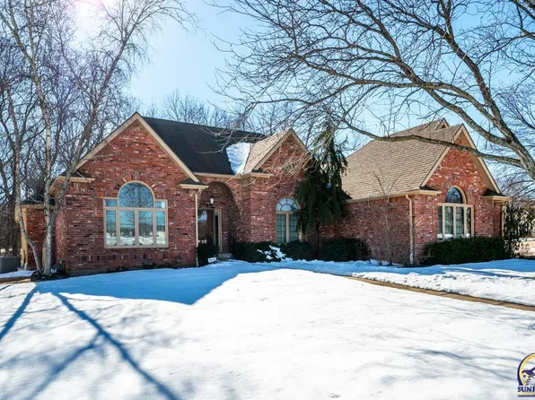 3746 SW Woodglen St, Topeka, KS 66610