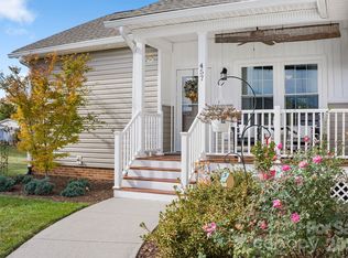 457 Riverwind Dr, Hendersonville, NC 28739