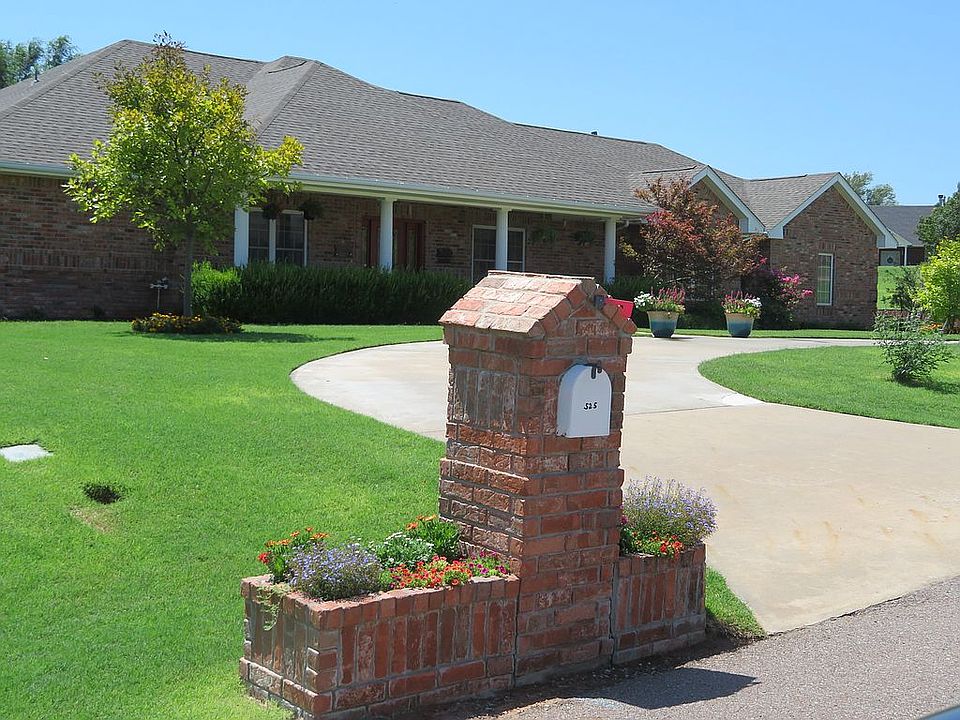 Beautiful home on 0.8 acres