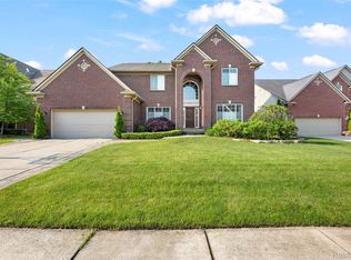 392 Gunston Ct, Troy, MI