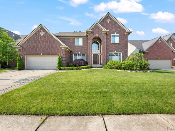 392 Gunston Ct, Troy, MI 48083