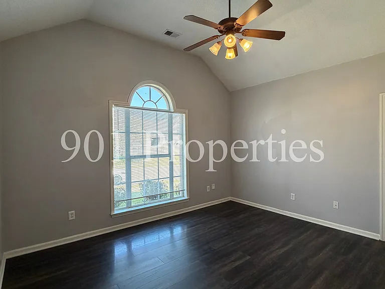 1120 Averett Ln — Photo 5