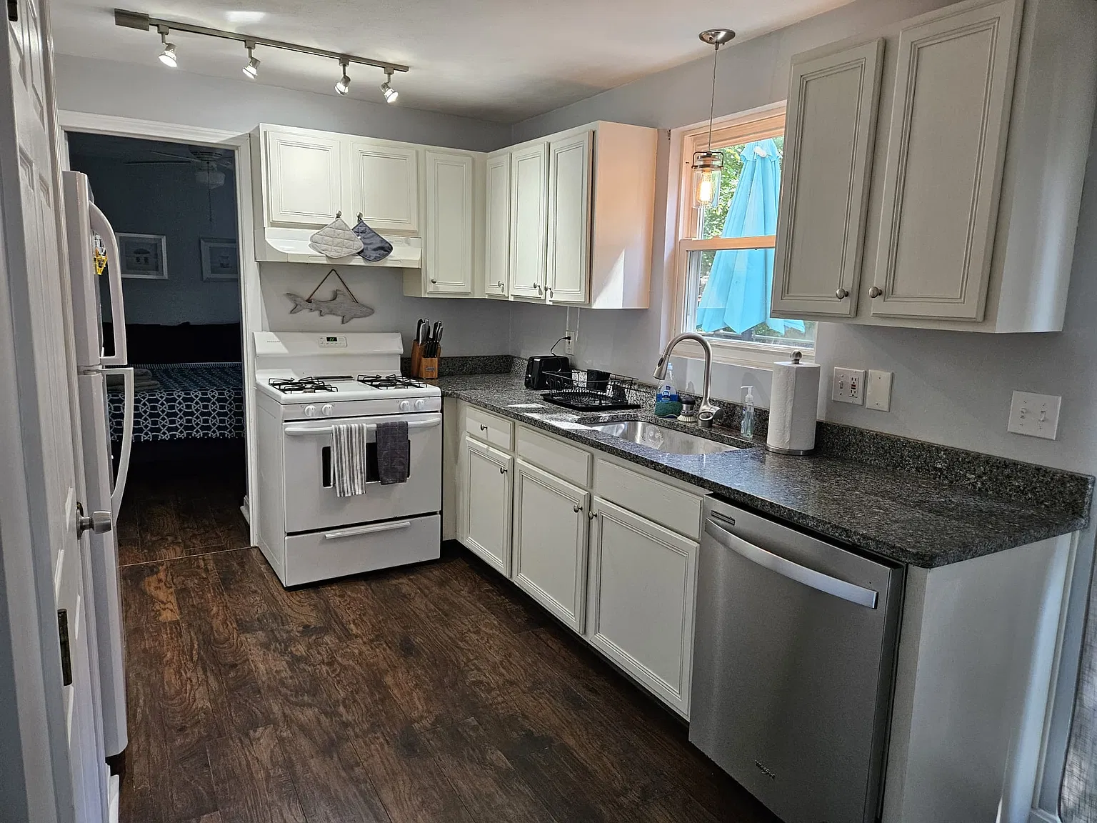 3 bed, 1.5 bath, 1200 sqft, $2,775 — Photo 2