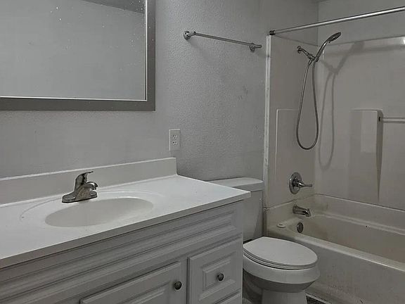 4th image of 224 E 6th St
