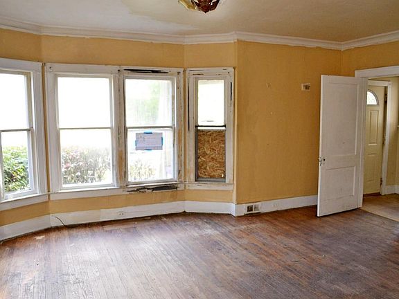 2nd image of 1014 Worden St SE