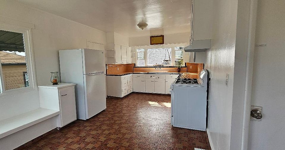 lovely spacious kitchen, newly installed refrigerator and gas stove, freshly painted. Plus seating area