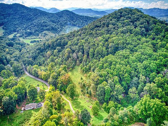 3rd image of 421 Bunny Run Rd