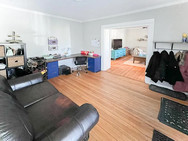 200 Laburnam Cres #1 — Photo 2