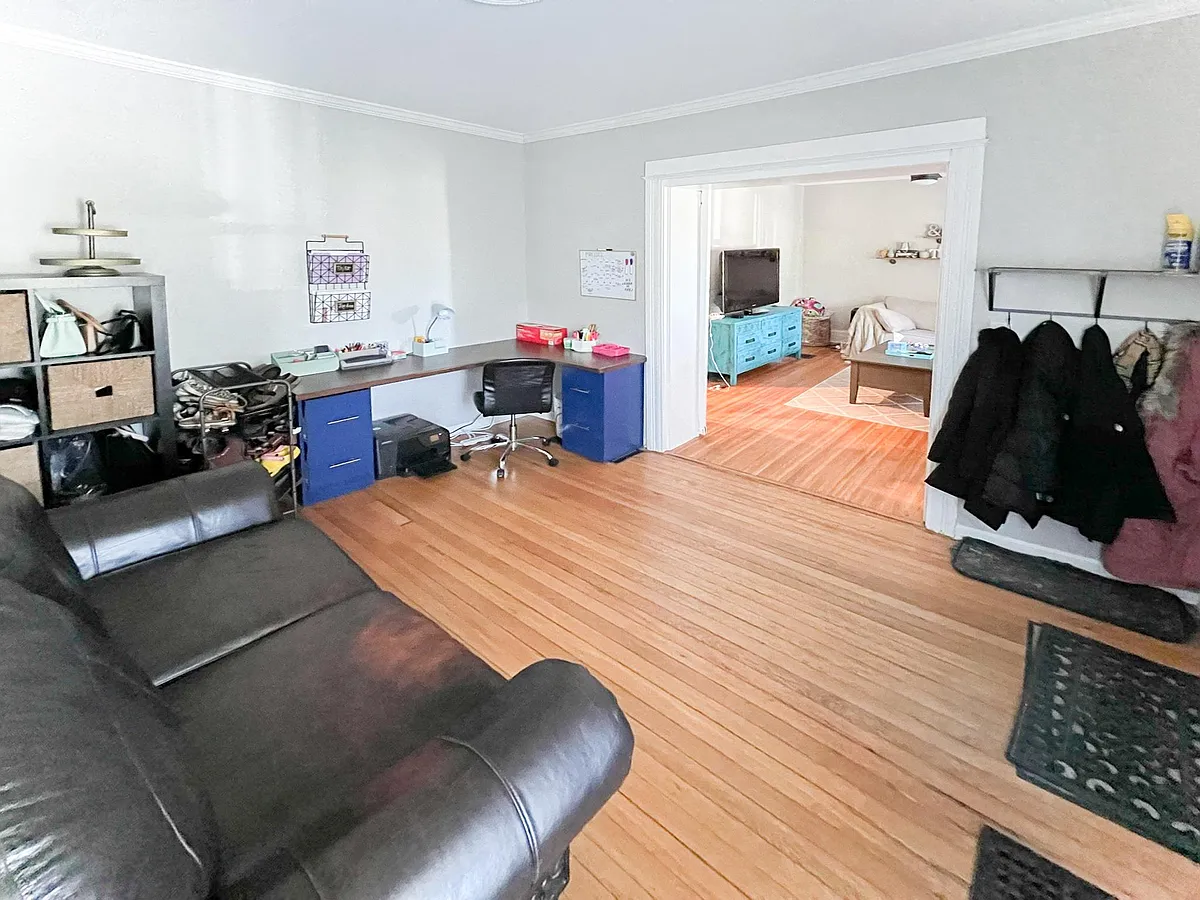 Building Photo - 200 Laburnam Cres #1