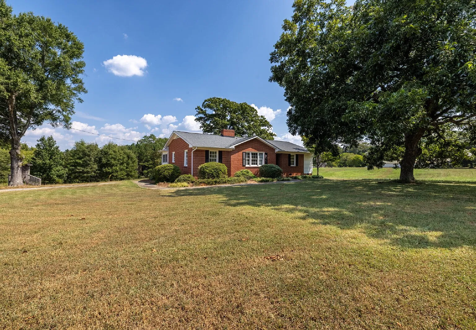 4 bed, 3.5 bath, 1800 sqft, $2,550 — Photo 2