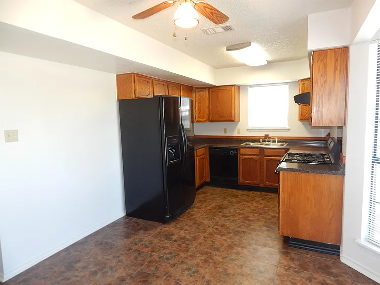 1613 Bobby Lee Killeen TX 76549 

Kitchen 9 X 8.25