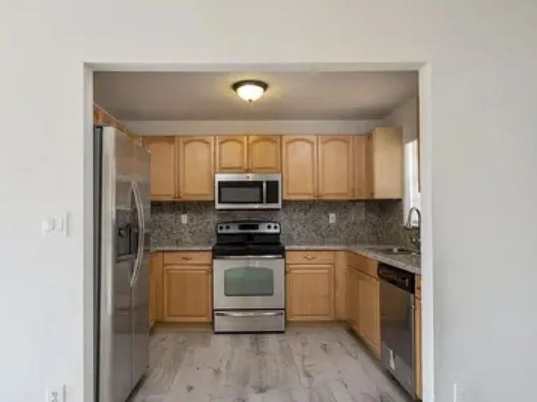 NE 35th Ct — Photo 8
