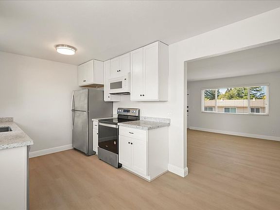3rd image of 1339 Park Dr #12