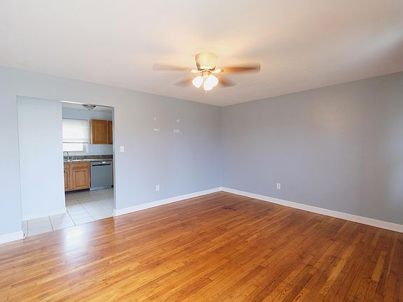 3rd image of 2433 Mirahill Dr
