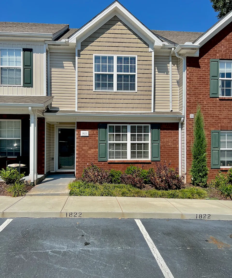 2 bed, 2.5 bath, 1348 sqft, $1,640 — Photo 1