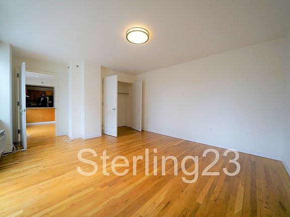 2nd image of 2550 Crescent St APT 4A