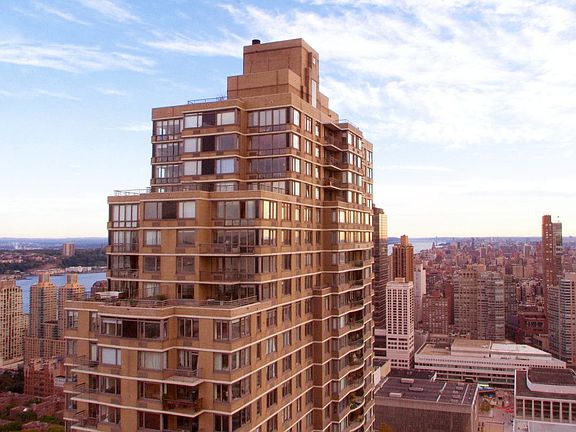 3rd image of 124 W 60th St APT 15N