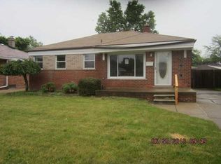 27118 Larchmont St, Saint Clair Shores, MI 48081