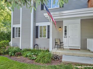 624 Silver Creek Rd, Woodstock, IL 60098