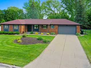 2753 Shade Tree Ln, Green Bay, WI 54313
