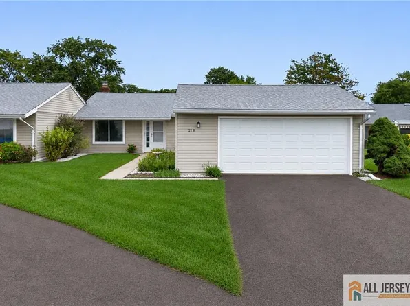 21 Celtis Plz, Monroe Township, NJ 08831