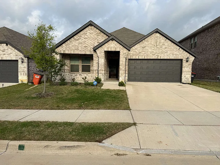 702 Williams Way — Photo 1