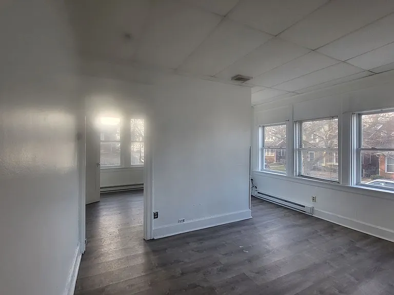 2212 W Liberty St — Photo 2