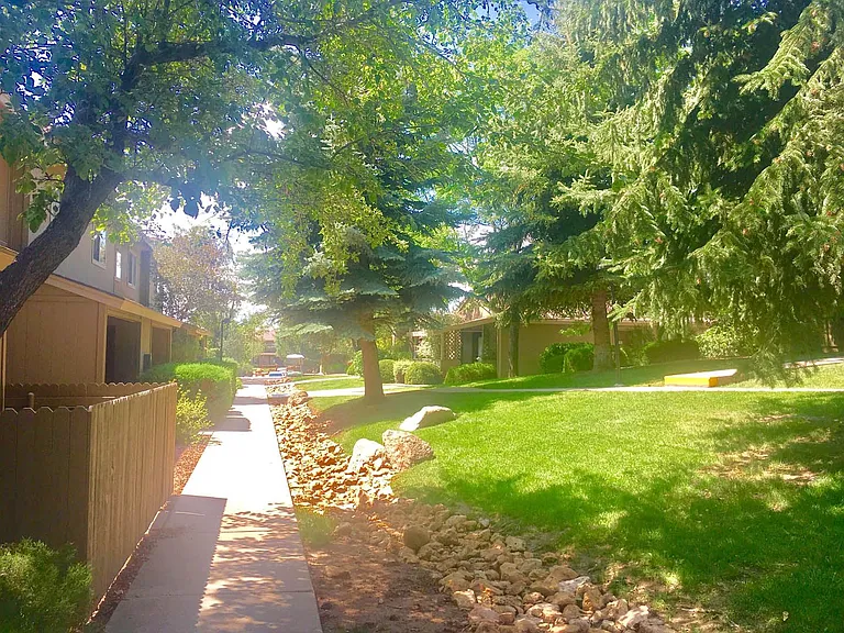 Country Club Terrace Apartments — Photo 9