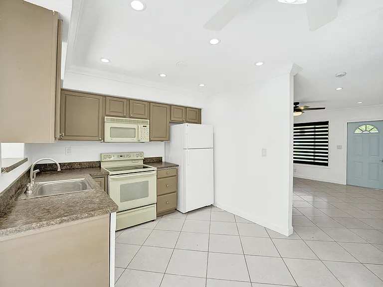 4360 NE 13th Ave — Photo 9