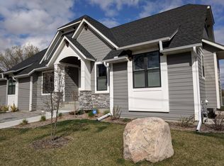 300 Laurel Curv, Minneapolis, MN 55426