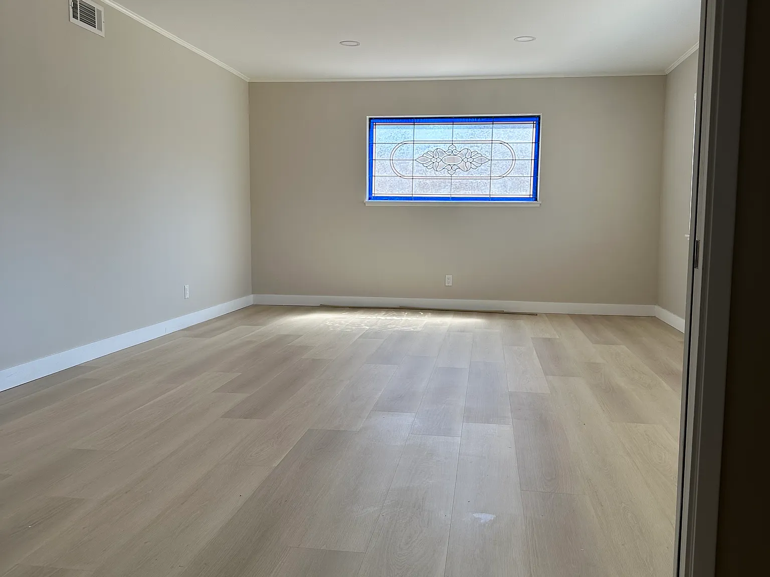 4 bed, 2.5 bath, 2306 sqft, $4,200 — Photo 3
