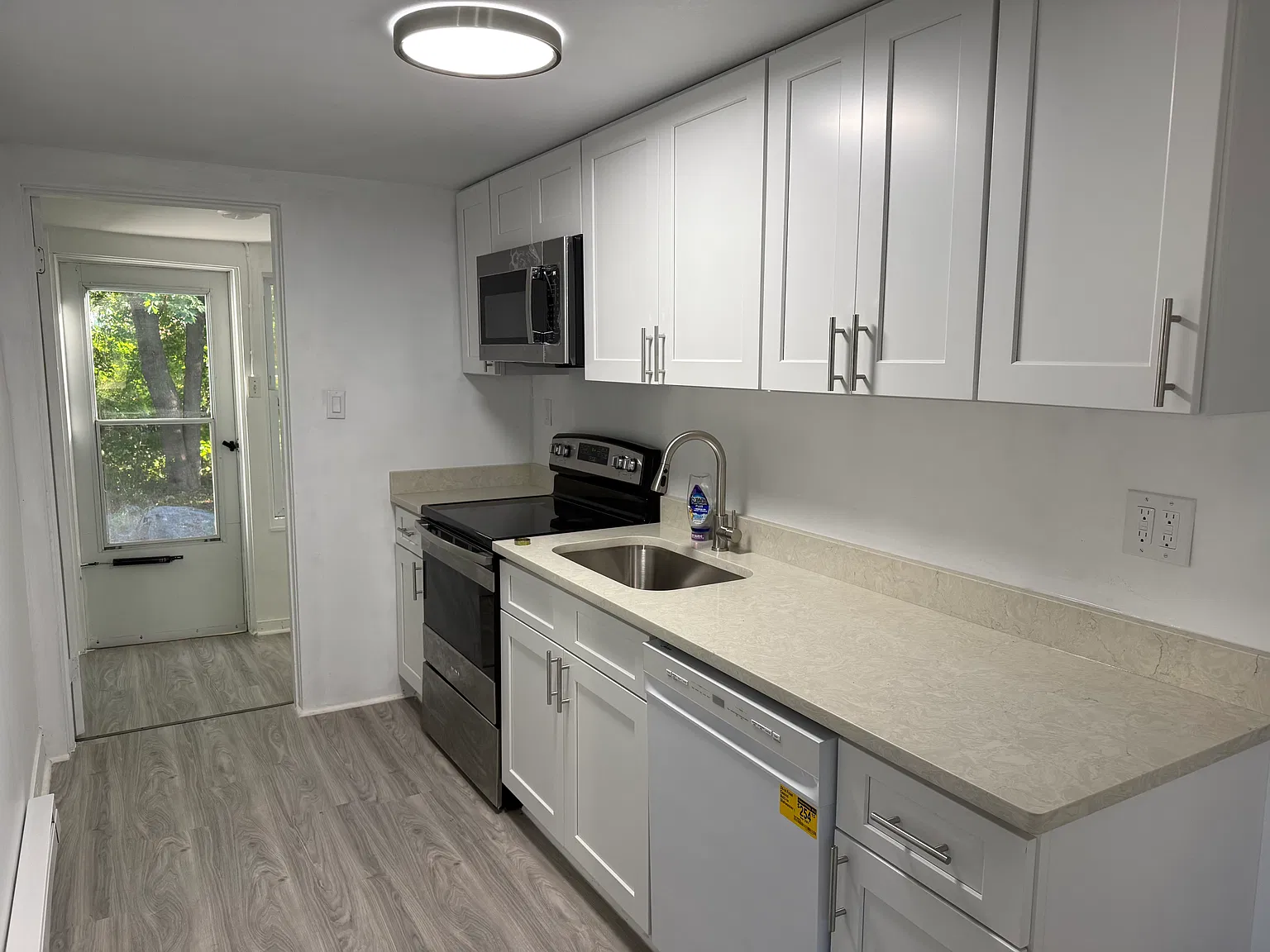 2 bed, 900 sqft, $1,900 — Photo 1